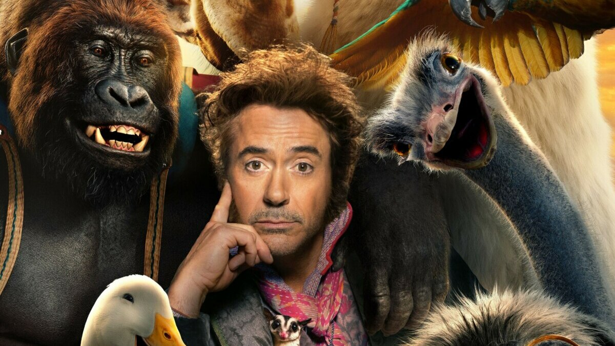 Robert Downey Jr. cercado por animais no pôster do filme Dolittle
