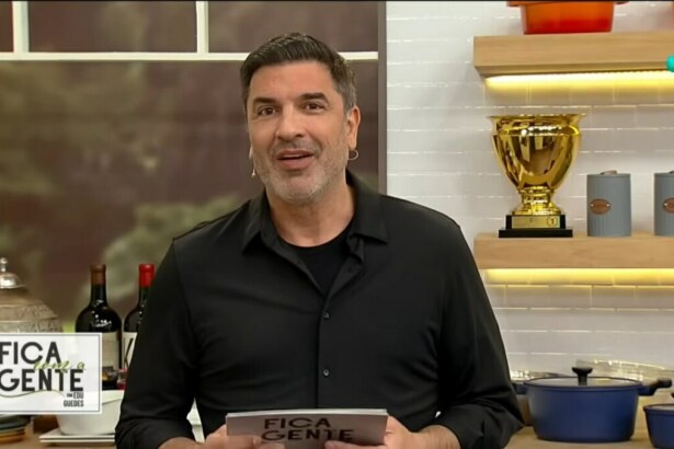 Edu Guedes veste camisa preta e sorrir, apresentando o Fica com a Gente, na cozinha da RedeTV!