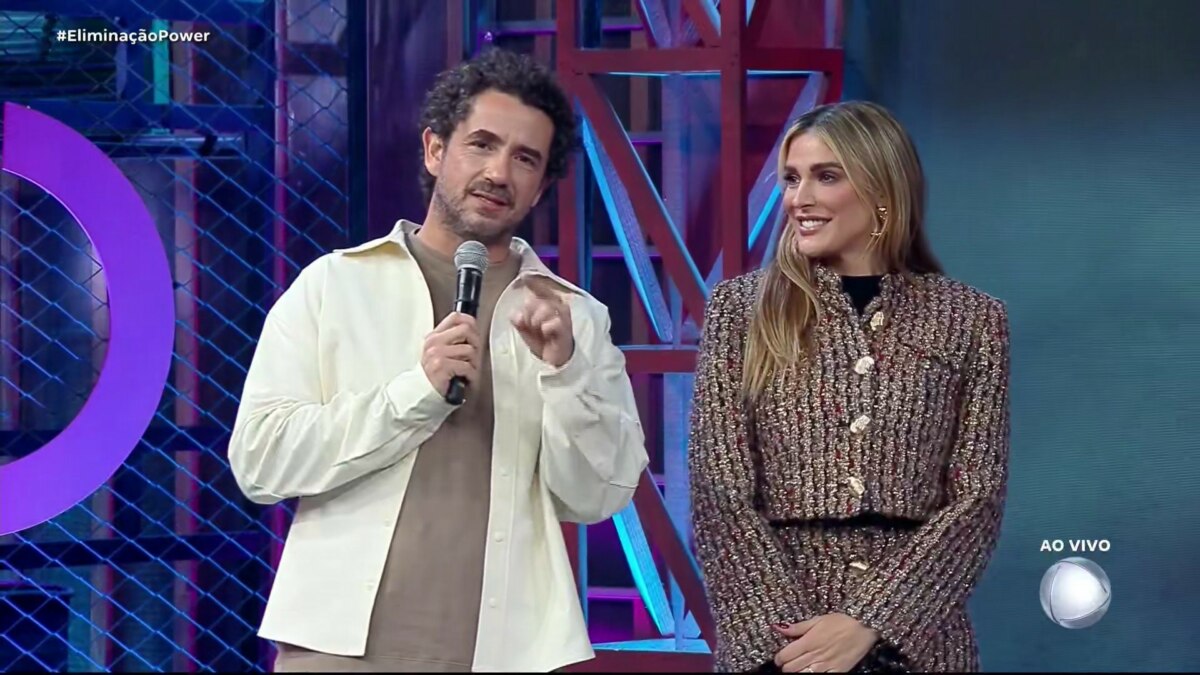 Felipe Andreoli discursa e Rafa Brites olha para ele no palco do Power Couple Brasil 7