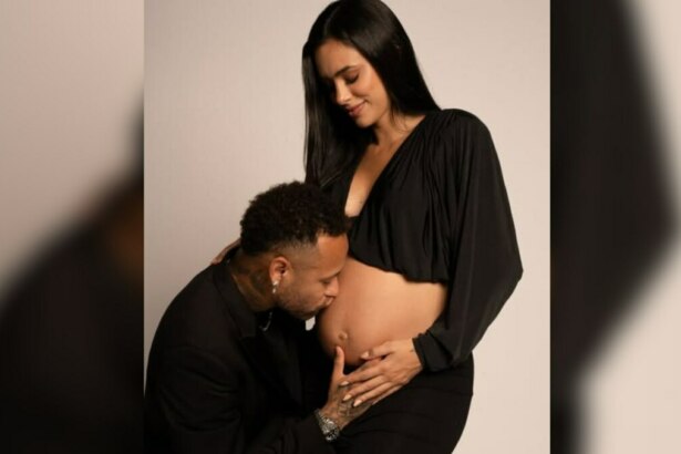 Neymar beija a barriga de grávida de Bruna Biancardi