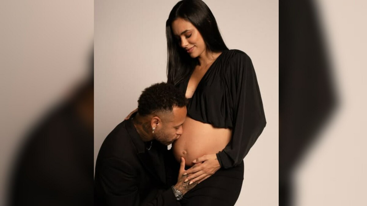 Neymar beija a barriga de grávida de Bruna Biancardi
