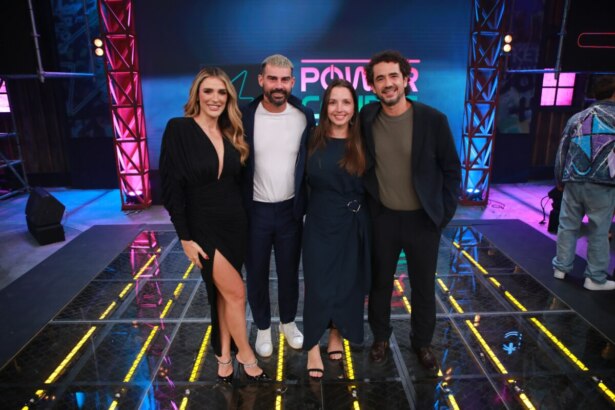Rafa Brites, Radamés, Carol e Felipe Andreoli no centro do palco da final do Power Couple Brasil 7