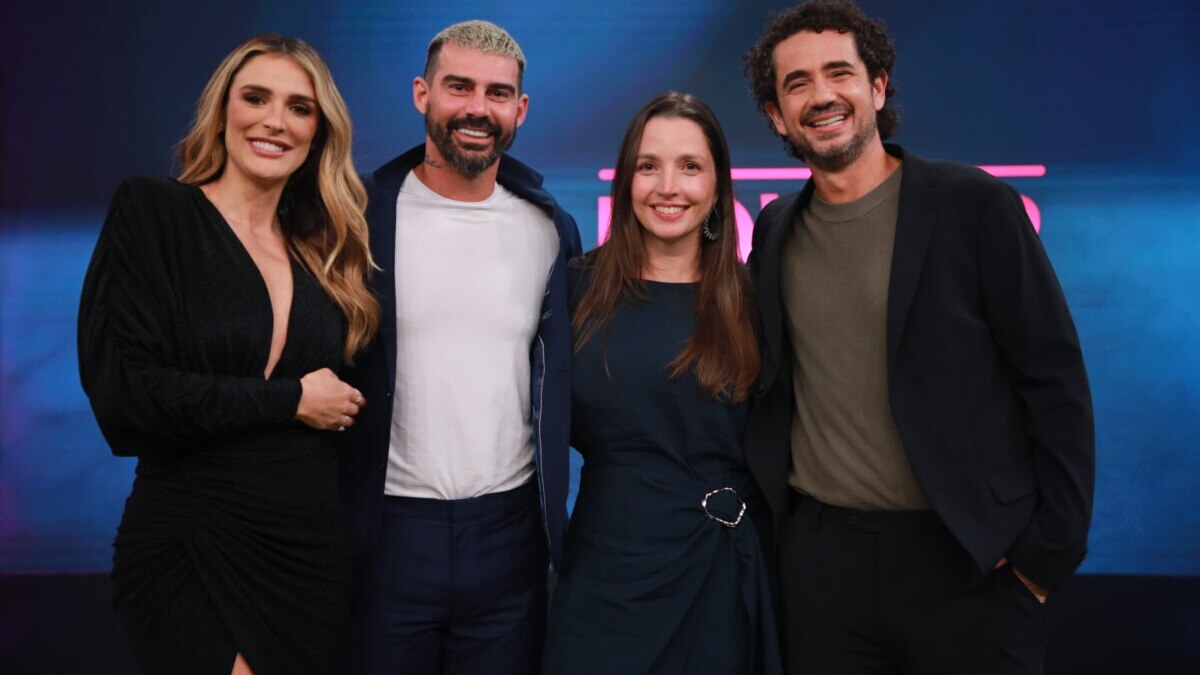 Rafa Brites, Radamés, Carol e Felipe Andreoli se abraçam no palco do Power Couple Brasil