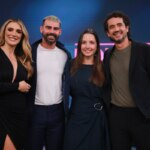 Rafa Brites, Radamés, Carol e Felipe Andreoli se abraçam no palco do Power Couple Brasil
