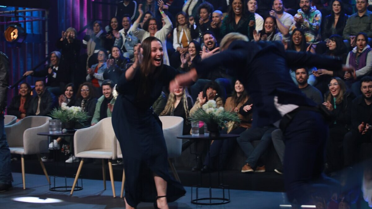 Carol muito emocionada olha para Radamés no palco do Power Couple Brasil 7