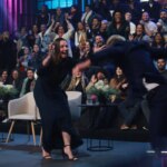Carol muito emocionada olha para Radamés no palco do Power Couple Brasil 7