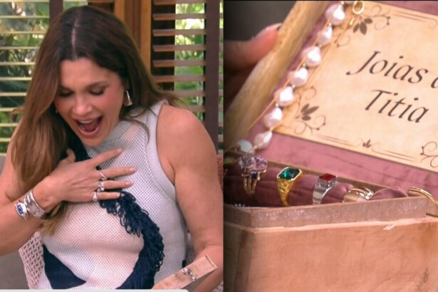 Flávia Alessandra abre caixa com as joias de titia e dá um grito com a mão no peito. A atriz está sentada no sofá do É de Casa