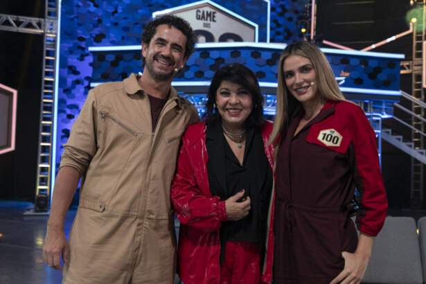 Felipe Andreoli, Roberta Miranda e Rafa Brites abraçados e sorridentes no palco do Game dos 100