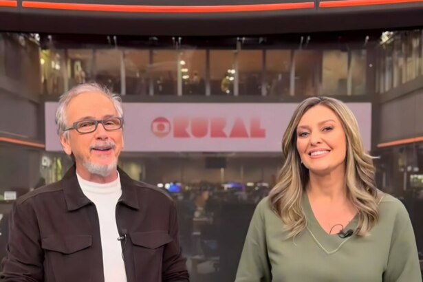 Nélson Araújo e Cristina Vieira na redação da TV Globo. Telão apresenta o logo do Globo Rural