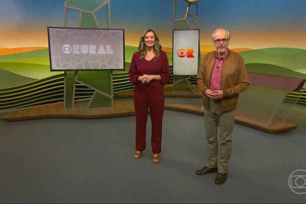 Cristina Vieira de vestido vermelho ao lado de Nélson Araújo no cenário do Globo Rural. Eles estão em pé e sorridentes