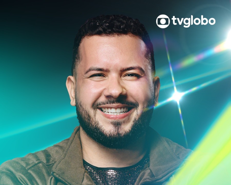 Janício é um homem branco do cabelo encaracolado e está sorridente