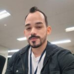 Jefferson Oliveira em um escritório com o crachá do Portal Alta Definição