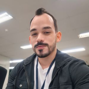 Jefferson Oliveira em um escritório com o crachá do Portal Alta Definição
