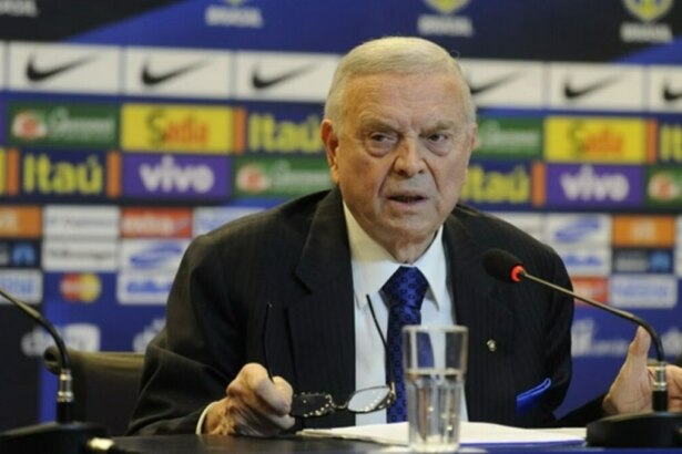 José Maria Marin em mesa da CBF se preparando para entrevista coletiva