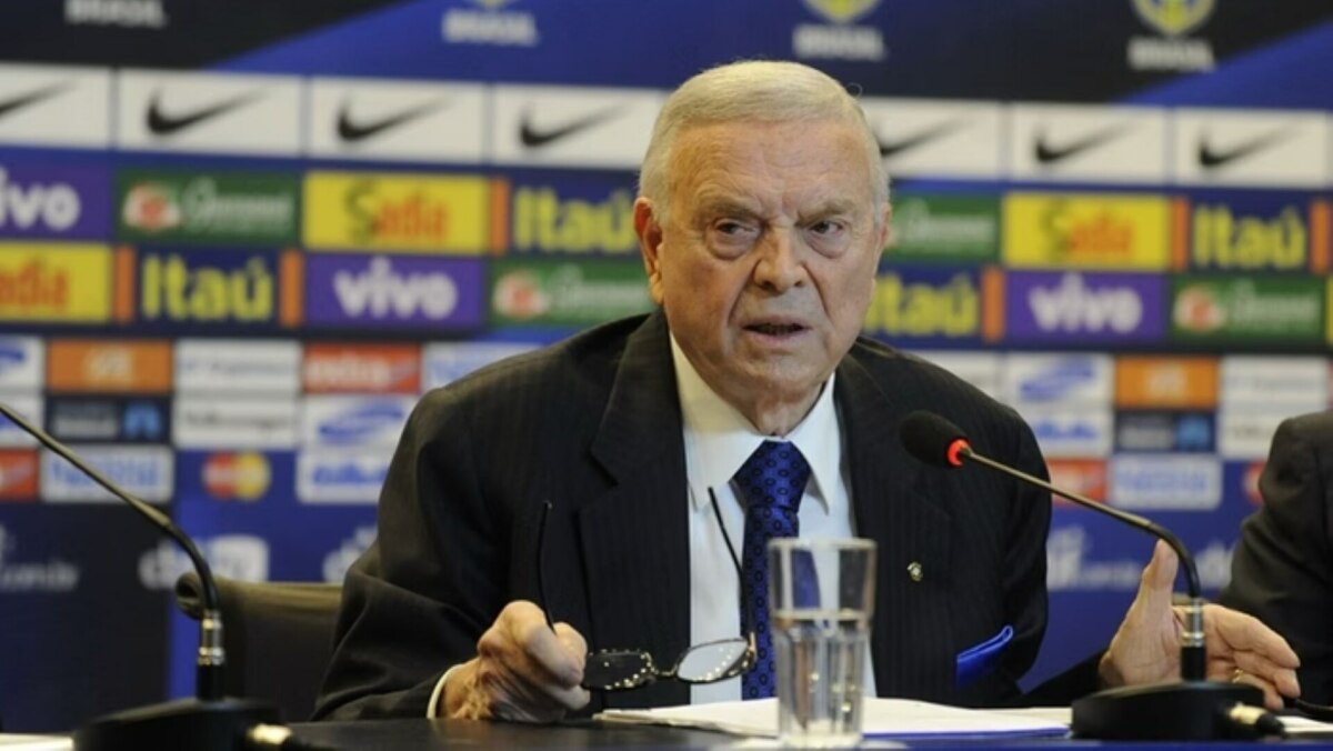José Maria Marin em mesa da CBF se preparando para entrevista coletiva