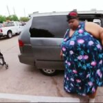 Mercedes, extremamente obesa, sai de um carro e tenta caminhar em cena de Quilos Mortais