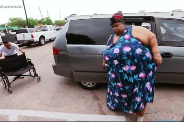 Mercedes, extremamente obesa, sai de um carro e tenta caminhar em cena de Quilos Mortais