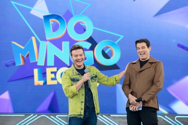 Michel Teló toca no ombro de Celso Portiolli enquanto so dois caem na risada no Domingo Legal