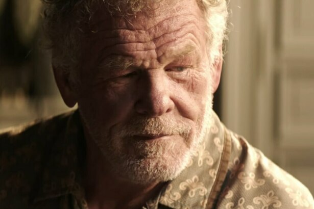 Face de um senhor de idade com rusgas na testa, protagonista do filme Nunca Te Esquecerei
