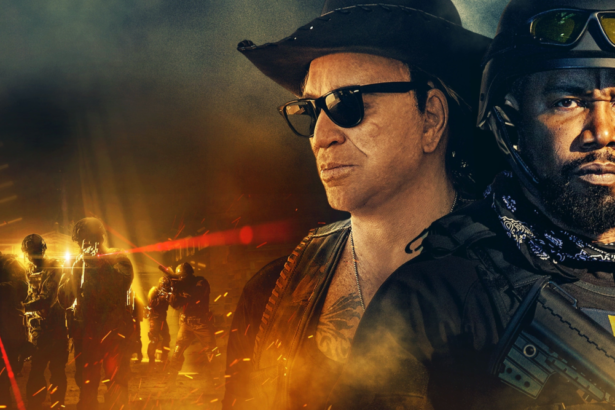 Mickey Rourke de óculos escuro e Michael Jai White com roupa de soldado em capa do filme O Comando