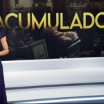 Rachel Sheherazade de vestido lilás, no cenário do programa Acumuladores