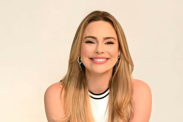 Rachel Sheherazade de blusa branca e sorrindo