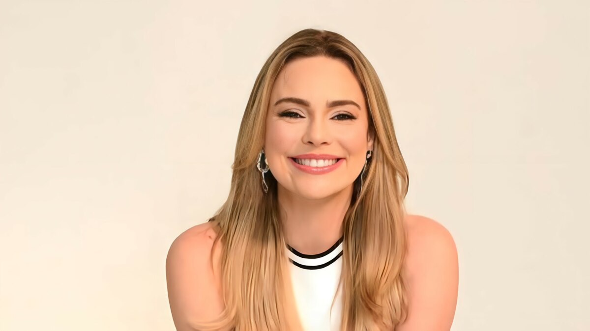 Rachel Sheherazade de blusa branca e sorrindo