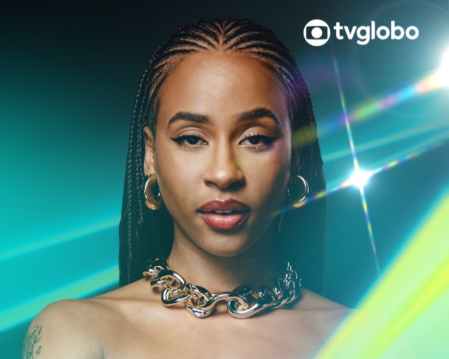 Talíz, cantora negra com olhar sério