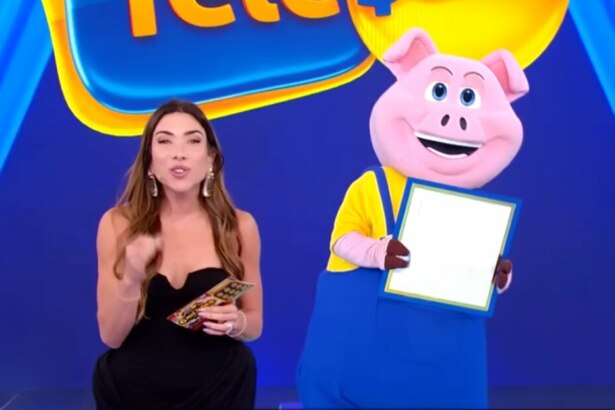 Patricia Abravanel segura o bilhete da Tele Sena de Pais 2025 ao lado do Porco do concurso. Eles estão sorridentes