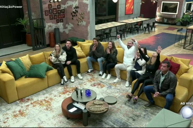 Casais comemoram top 4 na sala do Power Couple Brasil 7