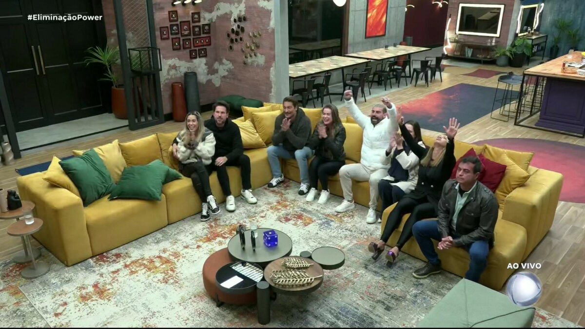 Casais comemoram top 4 na sala do Power Couple Brasil 7