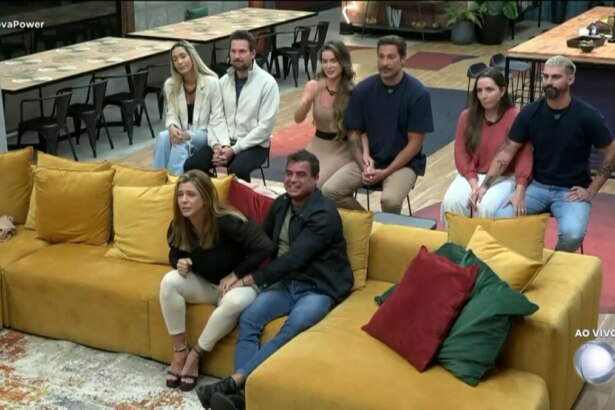 Casais Rafa e Pessina, Rayanne e Victor e Carol e Radamés sentados no banquinho da última DR do Power Couple Brasil