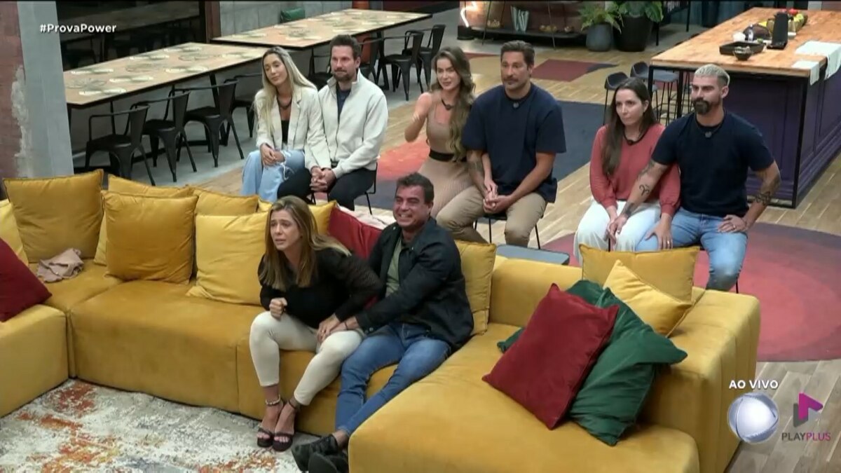Casais Rafa e Pessina, Rayanne e Victor e Carol e Radamés sentados no banquinho da última DR do Power Couple Brasil