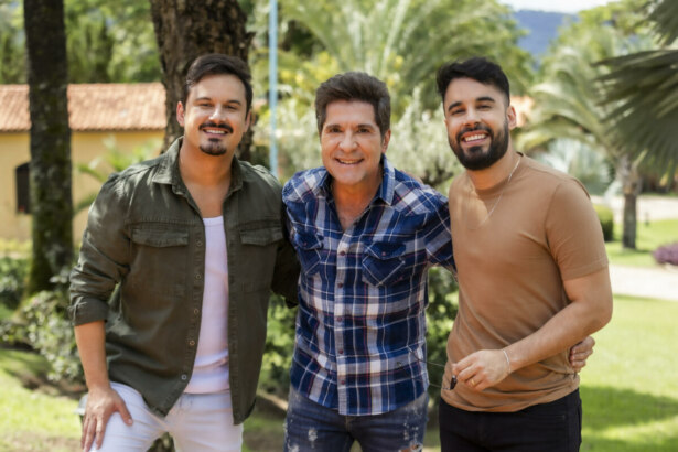 Daniel abraça Clayton e Romário na área externa de sua casa no Viver Sertanejo