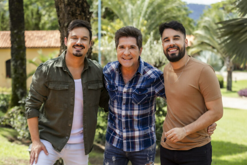 Daniel abraça Clayton e Romário na área externa de sua casa no Viver Sertanejo