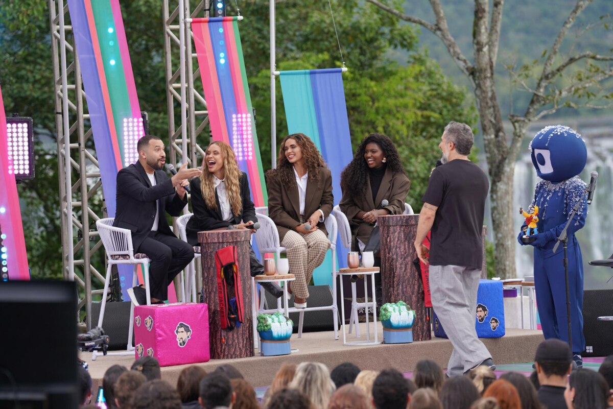 Marcos Mion frente a frente com Gil do Vigor, Sarah Andrade, Giovana Cordeiro e Kenya Sade no palco do Caldeirão com Mion