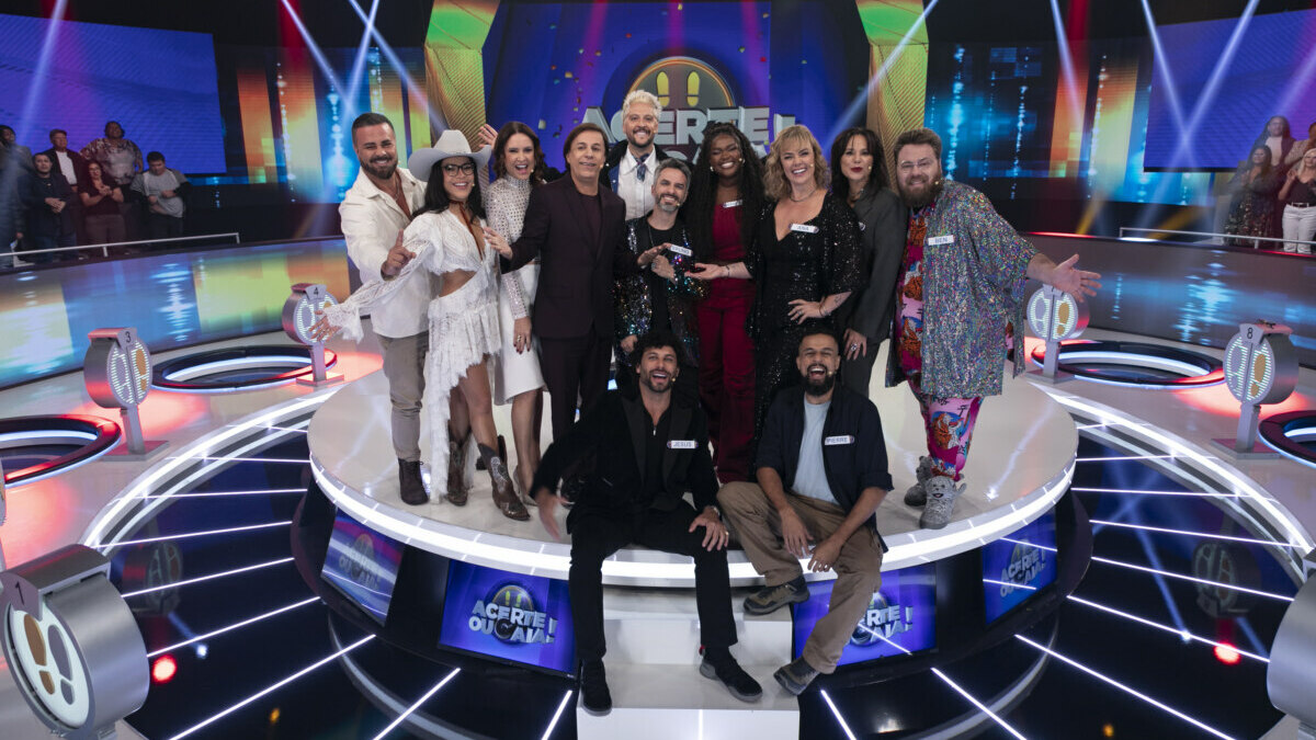 Palco iluminado do Acerte ou Caia! com Tom Cavalcante e 11 campeões disputando prêmio de R$ 300 mil