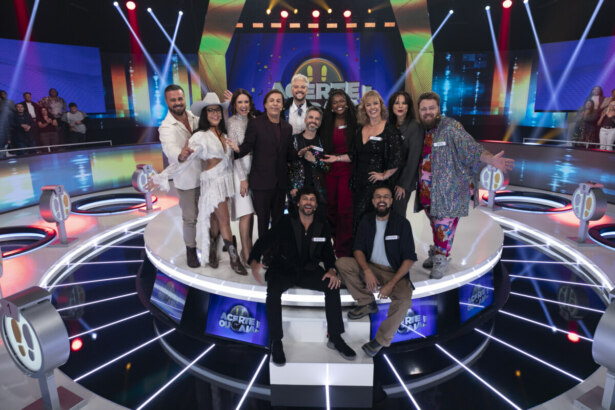 Palco iluminado do Acerte ou Caia! com Tom Cavalcante e 11 campeões disputando prêmio de R$ 300 mil