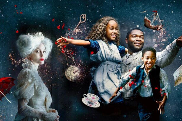 A imagem é um cartaz do filme Alice e Peter: Onde nascem os sonhos, mostrando personagens em um cenário fantástico. Uma mulher de cabelos brancos e vestido claro segura um guarda-chuva vermelho. Uma garota e um homem com uma criança estão juntos, sorrindo e apontando para a direita. Objetos como um bule, um relógio de bolso e um navio voador estão flutuando no fundo, que é escuro e cheio de estrelas e pétalas de rosa vermelha.