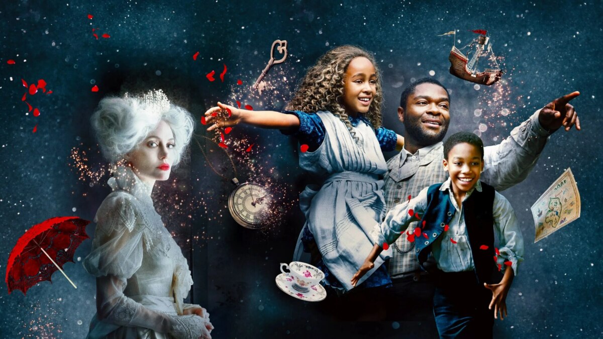 A imagem é um cartaz do filme Alice e Peter: Onde nascem os sonhos, mostrando personagens em um cenário fantástico. Uma mulher de cabelos brancos e vestido claro segura um guarda-chuva vermelho. Uma garota e um homem com uma criança estão juntos, sorrindo e apontando para a direita. Objetos como um bule, um relógio de bolso e um navio voador estão flutuando no fundo, que é escuro e cheio de estrelas e pétalas de rosa vermelha.