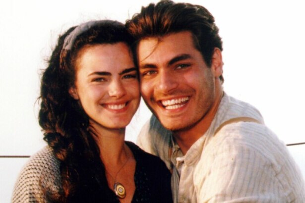 Os atores Ana Paula Arósio e Thiago Lacerda em um close-up, sorrindo alegremente. Ele usa uma camisa clara com suspensórios e ela tem um casaco escuro e uma faixa de cabelo. A foto, com estilo de época, é uma imagem de divulgação da novela "Terra Nostra".