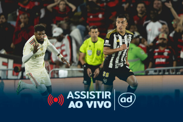 Arte de divulgação do jogo entre Atlético-MG e Flamengo pela Copa do Brasil. A imagem mostra dois jogadores em campo, um de cada time. O jogador do Atlético-MG veste a camisa listrada preta e branca e o do Flamengo, uma camisa branca e amarela. Na parte inferior, há um banner com a frase "ASSISTIR AO VIVO" e um símbolo de transmissão.