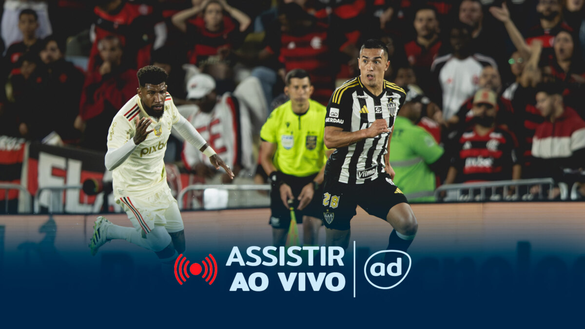 Arte de divulgação do jogo entre Atlético-MG e Flamengo pela Copa do Brasil. A imagem mostra dois jogadores em campo, um de cada time. O jogador do Atlético-MG veste a camisa listrada preta e branca e o do Flamengo, uma camisa branca e amarela. Na parte inferior, há um banner com a frase "ASSISTIR AO VIVO" e um símbolo de transmissão.