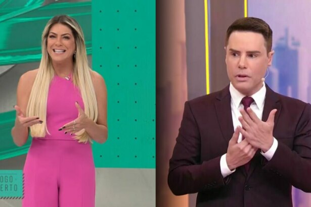 Renata Fan sorridente em macacão rosa no estúdio do Jogo Aberto; Luiz Bacci sério de terno escuro no Alô Você