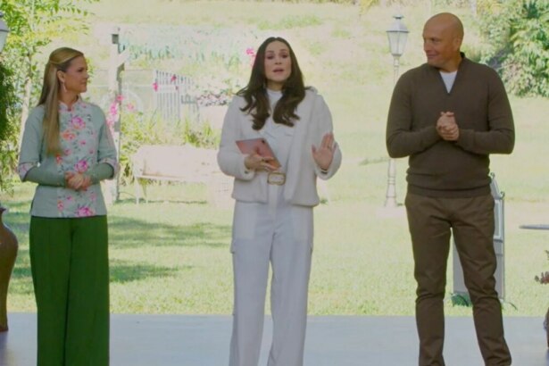 A apresentadora e os jurados do programa 'Bake Off Brasil' estão em um cenário com muita vegetação. Da esquerda para a direita, estão Beca Milano, de blusa verde estampada e calça verde, Nadja Haddad de casaco e calça brancos, e Giuseppe Gerundino de suéter marrom.