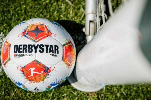Bola do Campeonato Alemão, a Bundesliga, ao lado da trave, em trecho de divulgação do torneio na RedeTV!