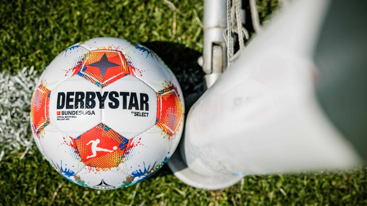 Bola do Campeonato Alemão, a Bundesliga, ao lado da trave, em trecho de divulgação do torneio na RedeTV!