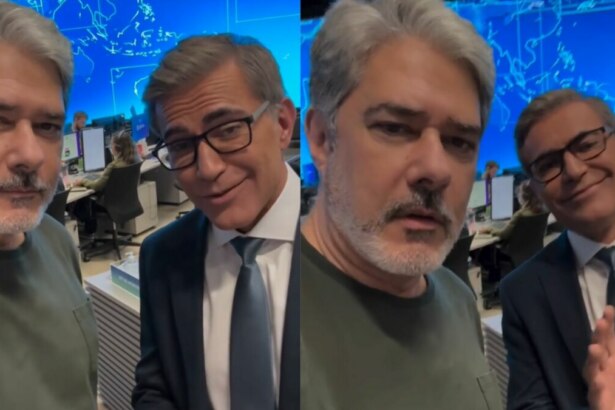 Montagem em tela dividida, mostrando os apresentadores Bonner e Hélter Duarte nos bastidores do 'Jornal Nacional'. Eles estão em frente a um grande mapa em uma tela azul, e Bonner está de camiseta verde, enquanto Hélter usa terno e gravata e sorri para a câmera.