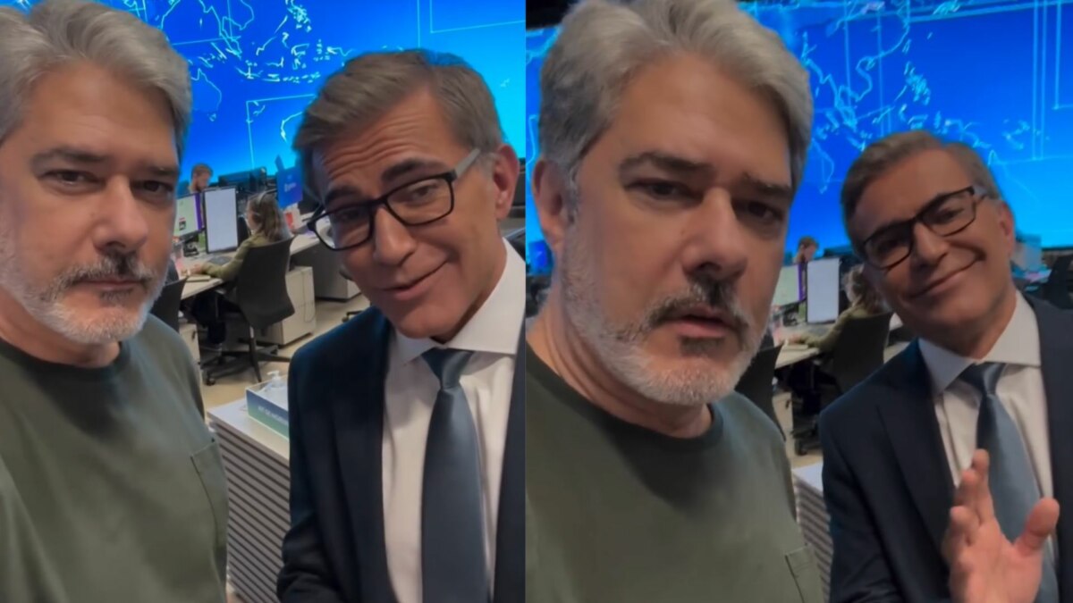 Montagem em tela dividida, mostrando os apresentadores Bonner e Hélter Duarte nos bastidores do 'Jornal Nacional'. Eles estão em frente a um grande mapa em uma tela azul, e Bonner está de camiseta verde, enquanto Hélter usa terno e gravata e sorri para a câmera.
