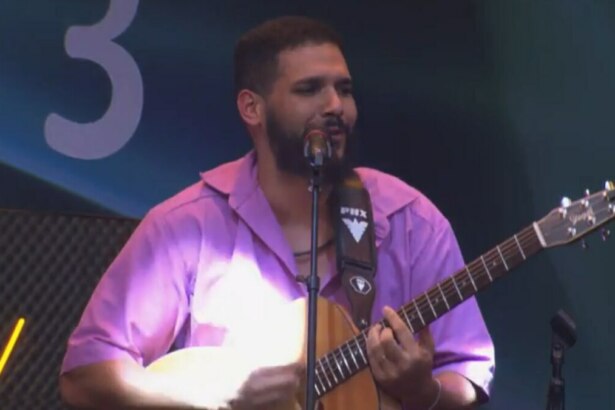Brenno Casagrande tocando violão, em trecho fase de grupos na Prova do Jingle no Estrela da Casa